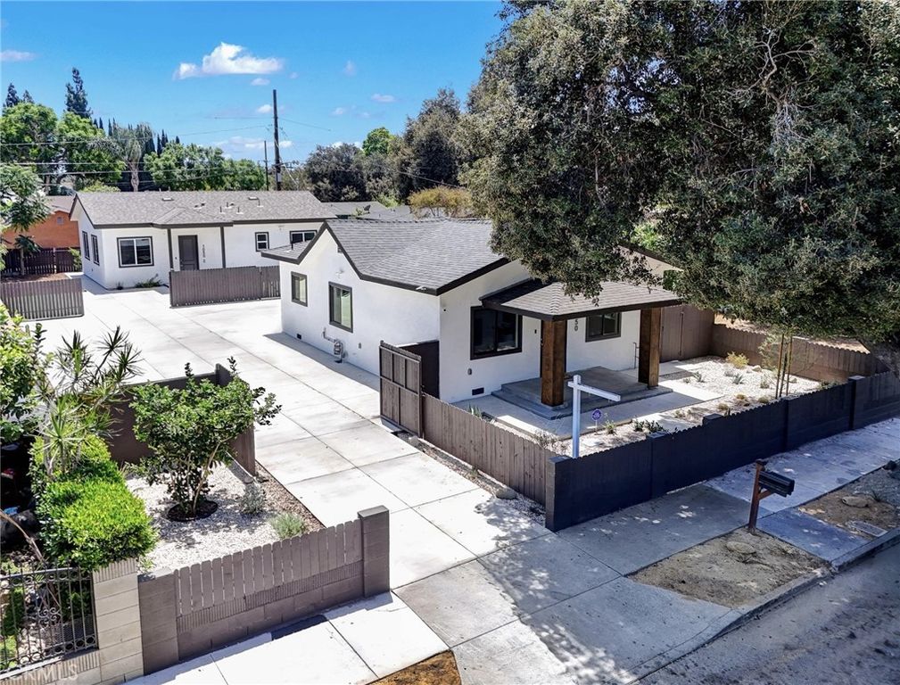 1050 W Chestnut Avenue, Santa Ana, CA 92703