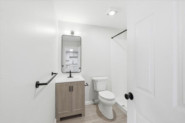 4 Knights Bridge Dr Apt 206, Nashua, NH 03063