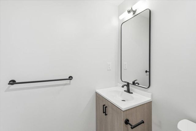 4 Knights Bridge Dr Apt 206, Nashua, NH 03063