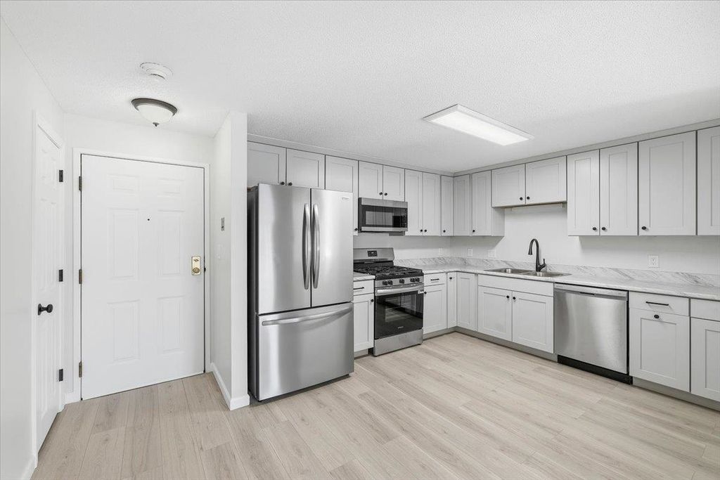 4 Knights Bridge Dr Apt 206, Nashua, NH 03063