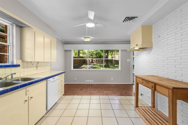 985 N Rustic Circle, Dallas, TX 75218