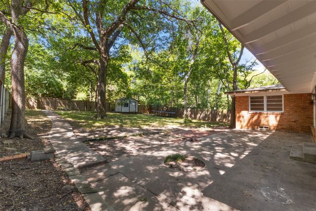 985 N Rustic Circle, Dallas, TX 75218