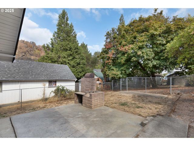 158 Se HOUCK Ave, Roseburg, OR 97470