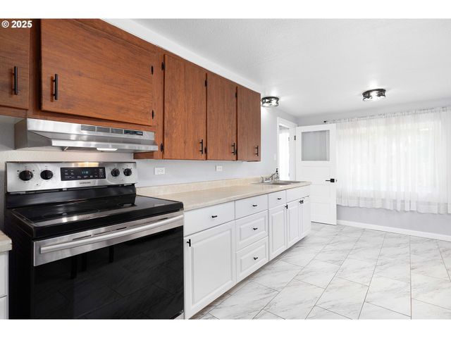 158 Se HOUCK Ave, Roseburg, OR 97470