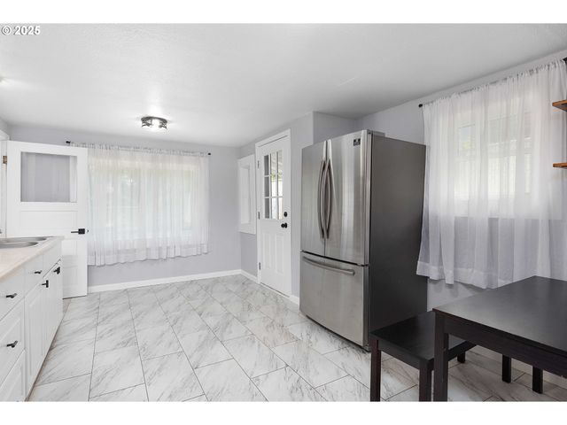 158 Se HOUCK Ave, Roseburg, OR 97470