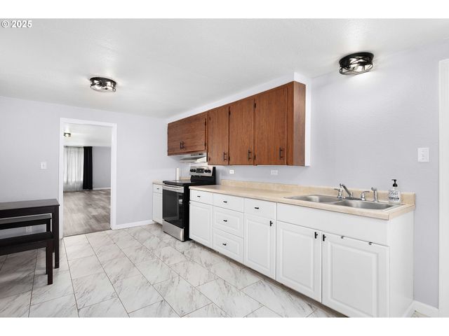 158 Se HOUCK Ave, Roseburg, OR 97470