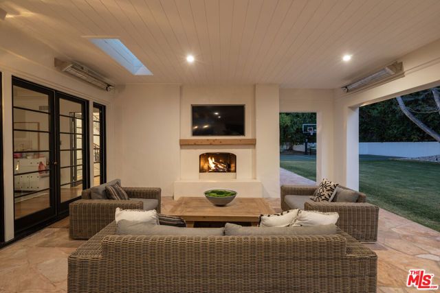 3901 Longridge Avenue, Sherman Oaks, CA 91423