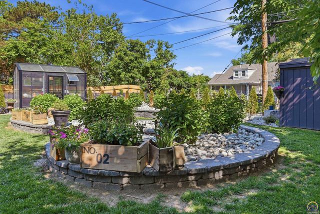 3640 SW York Way, Topeka, KS 66604