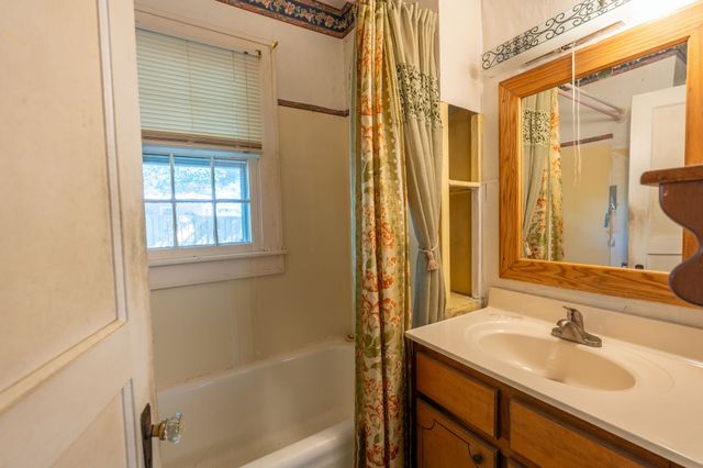 2010 W Gaines St, Lawrenceburg, TN 38464