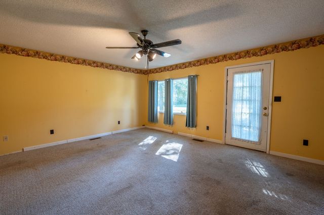 2010 W Gaines St, Lawrenceburg, TN 38464