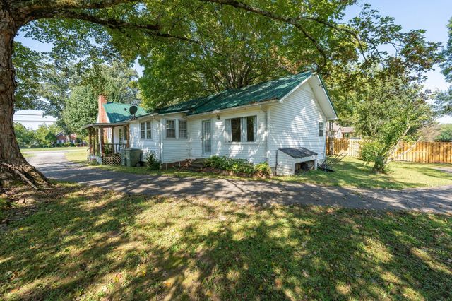 2010 W Gaines St, Lawrenceburg, TN 38464