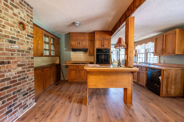 2010 W Gaines St, Lawrenceburg, TN 38464