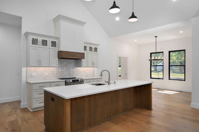 1676 E Cobblestone Drive, Ozark, MO 65721