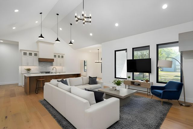 1676 E Cobblestone Drive, Ozark, MO 65721