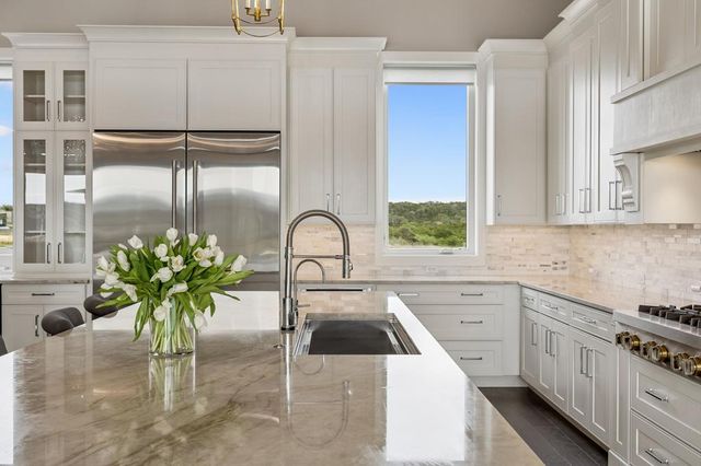 1501 N Cattlemans Crossing Dr, Kerrville, TX 78028
