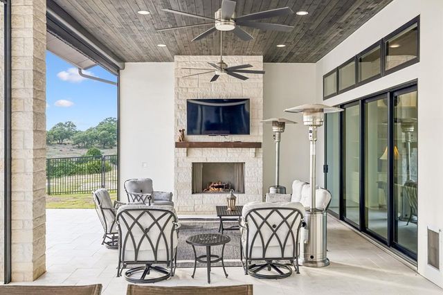 1501 N Cattlemans Crossing Dr, Kerrville, TX 78028