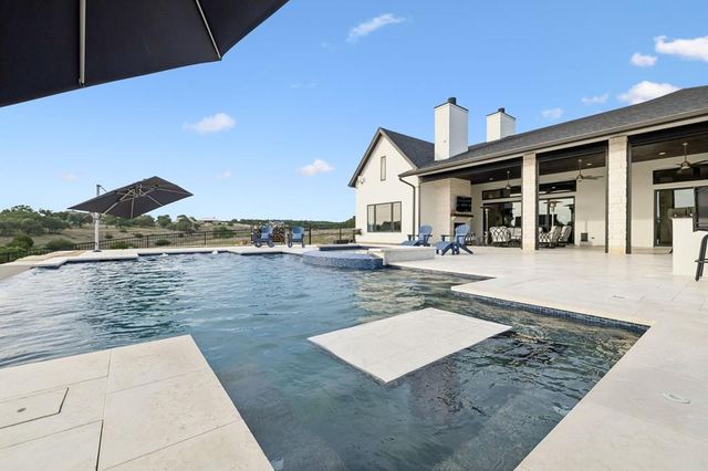 1501 N Cattlemans Crossing Dr, Kerrville, TX 78028