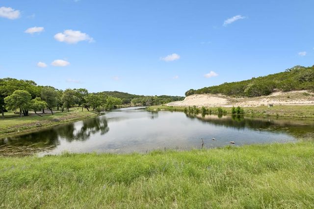 1501 N Cattlemans Crossing Dr, Kerrville, TX 78028
