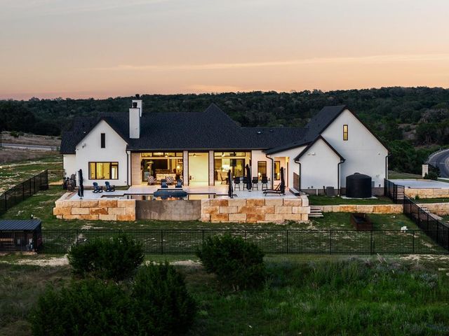 1501 N Cattlemans Crossing Dr, Kerrville, TX 78028