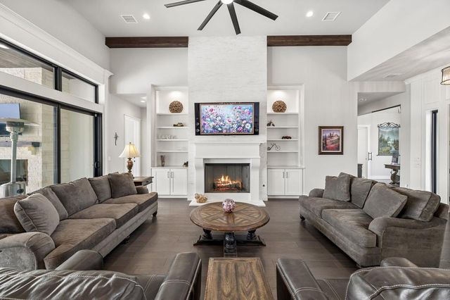 1501 N Cattlemans Crossing Dr, Kerrville, TX 78028