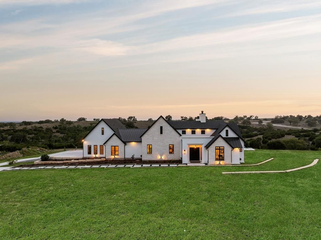 1501 N Cattlemans Crossing Dr, Kerrville, TX 78028