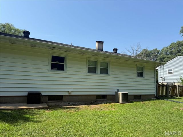 32 Highland Drive, St Charles, MO 63303