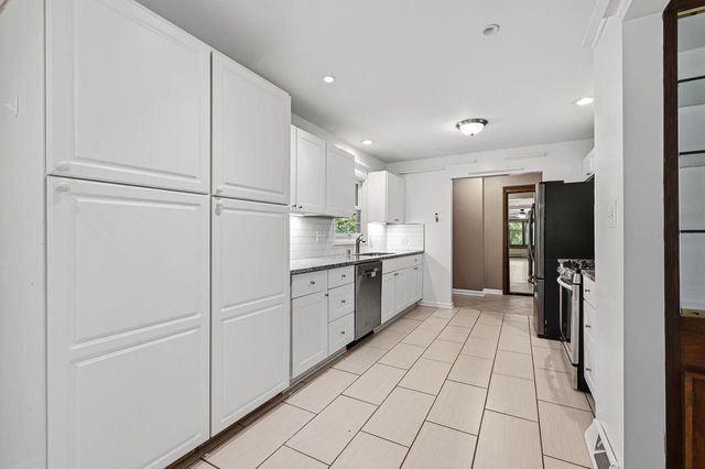 611 W Mequon ROAD, Mequon, WI 53092