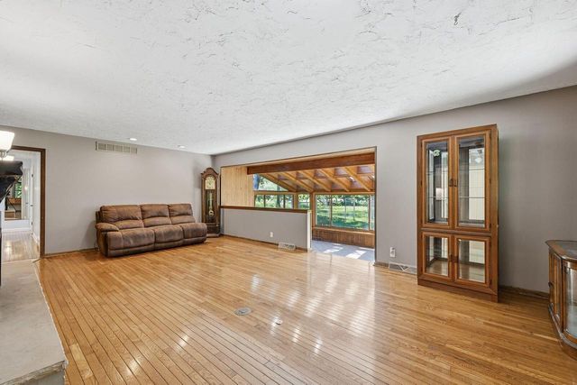 611 W Mequon ROAD, Mequon, WI 53092