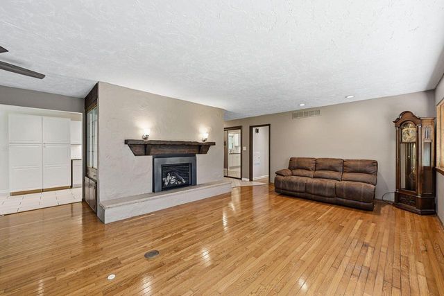 611 W Mequon ROAD, Mequon, WI 53092