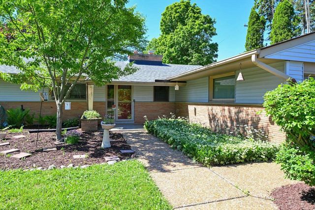 611 W Mequon ROAD, Mequon, WI 53092