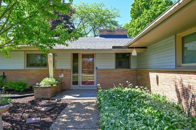 611 W Mequon ROAD, Mequon, WI 53092