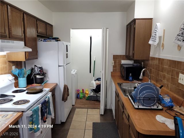 808 Hedge Way 4, Las Vegas, NV 89110