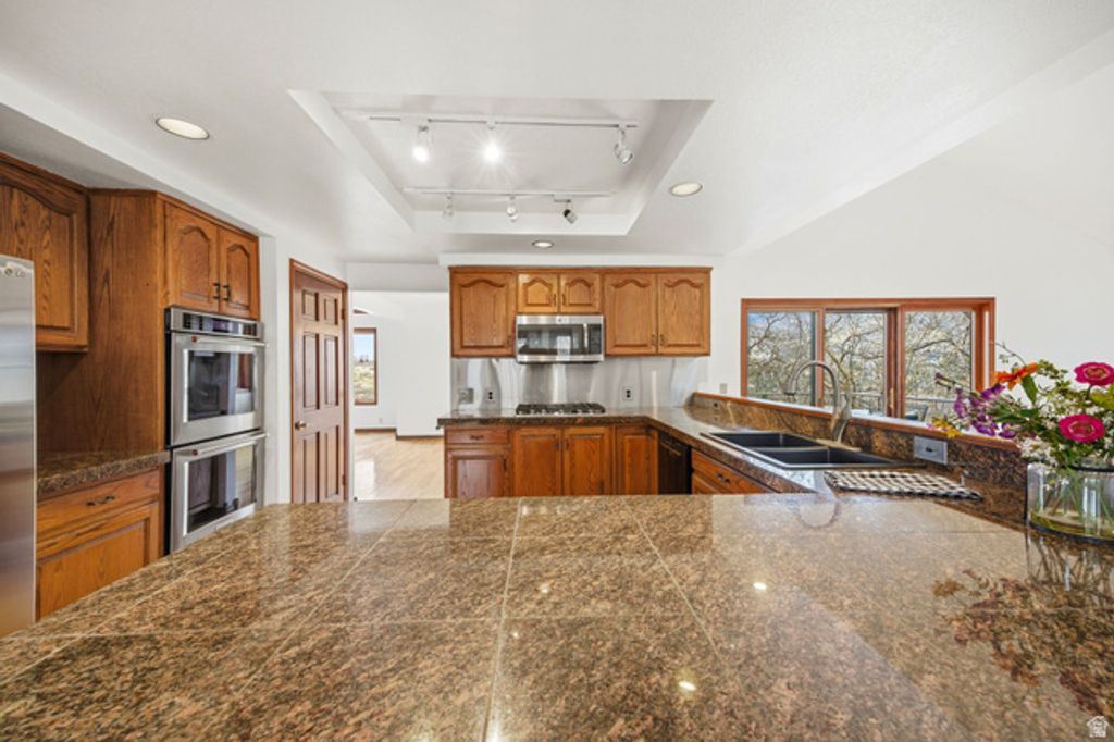 Image 11 of property listing at 32 NORTHRIDGE WAY, Sandy, UT 84092