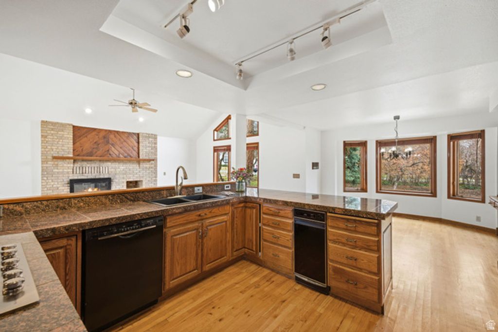 Image 12 of property listing at 32 NORTHRIDGE WAY, Sandy, UT 84092