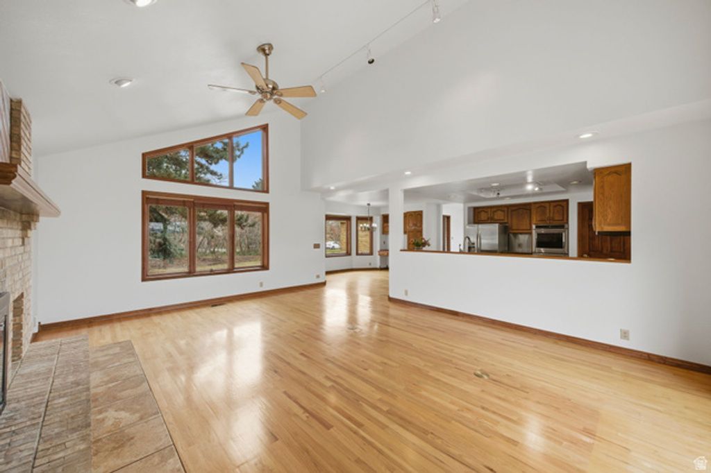 Image 14 of property listing at 32 NORTHRIDGE WAY, Sandy, UT 84092