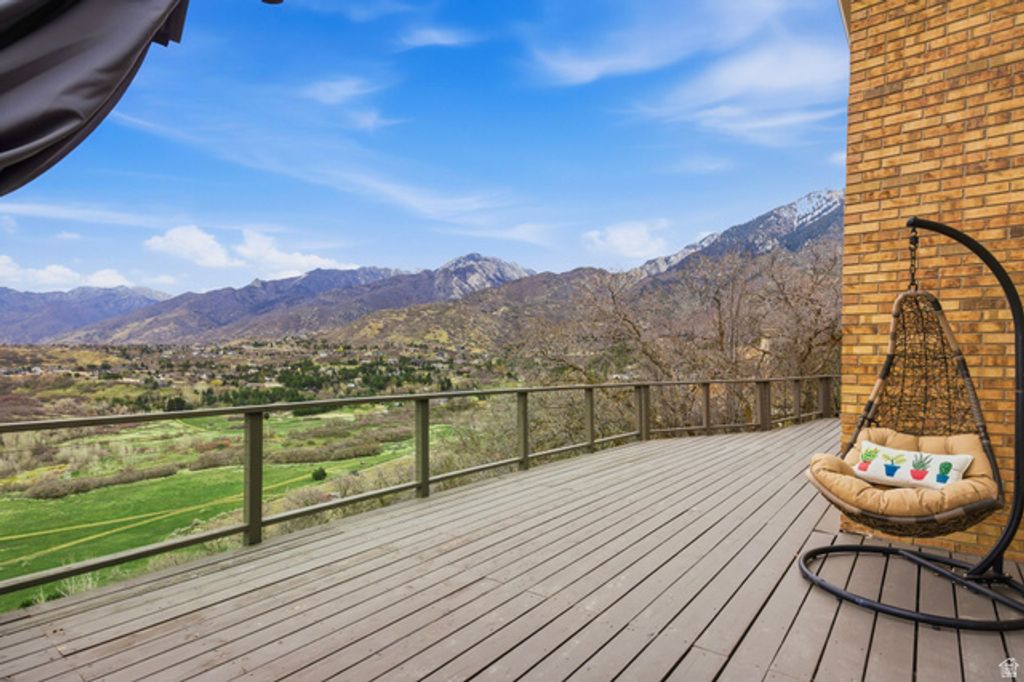 Image 23 of property listing at 32 NORTHRIDGE WAY, Sandy, UT 84092