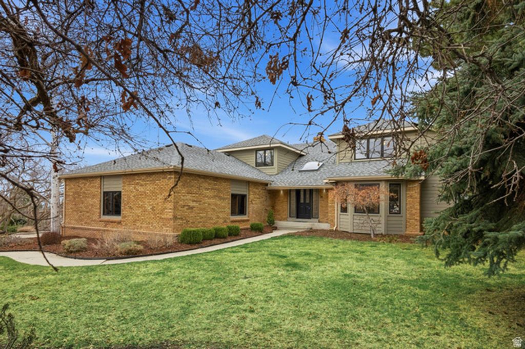 Image 4 of property listing at 32 NORTHRIDGE WAY, Sandy, UT 84092