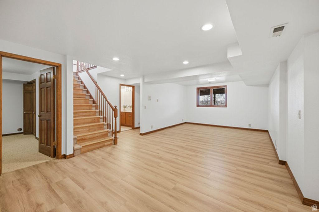 Image 33 of property listing at 32 NORTHRIDGE WAY, Sandy, UT 84092