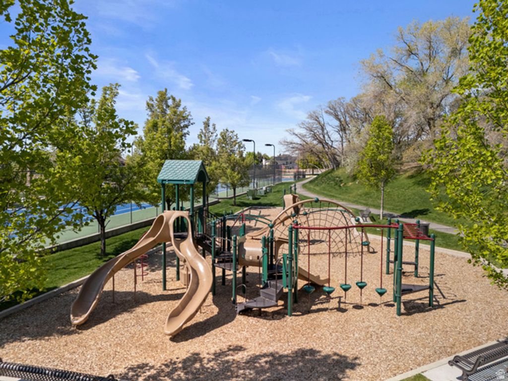 Image 40 of property listing at 32 NORTHRIDGE WAY, Sandy, UT 84092