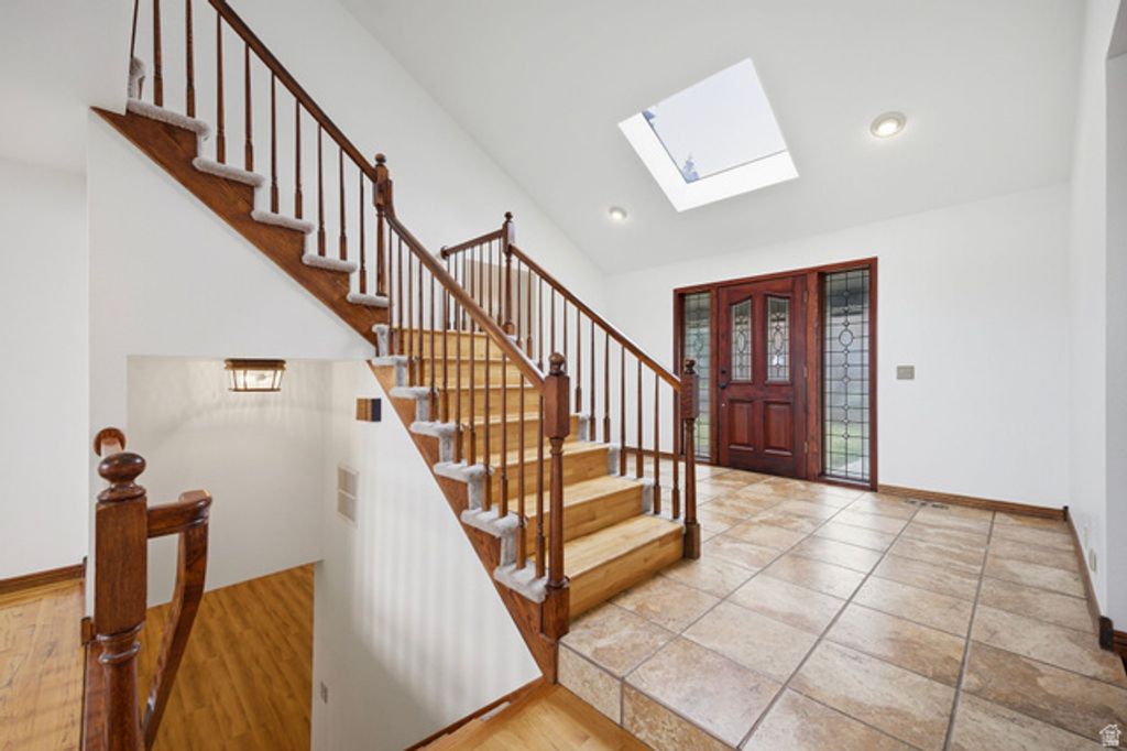 Image 5 of property listing at 32 NORTHRIDGE WAY, Sandy, UT 84092