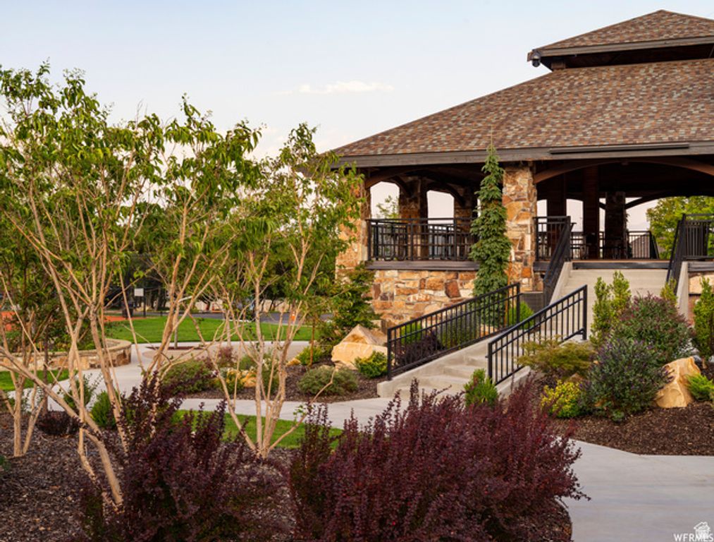 Image 41 of property listing at 32 NORTHRIDGE WAY, Sandy, UT 84092