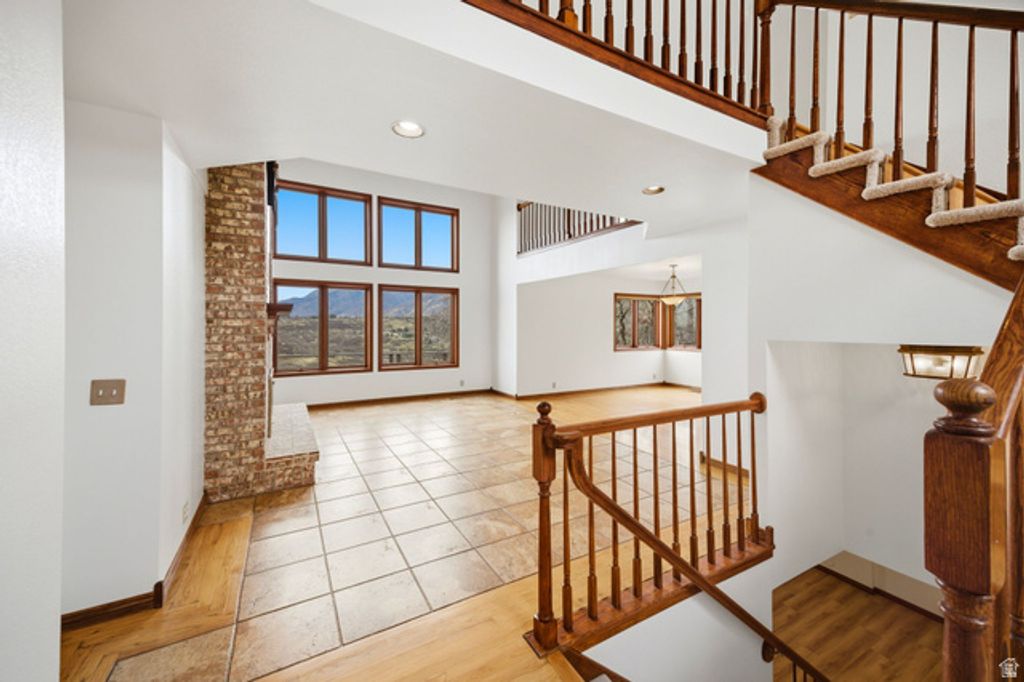 Image 6 of property listing at 32 NORTHRIDGE WAY, Sandy, UT 84092