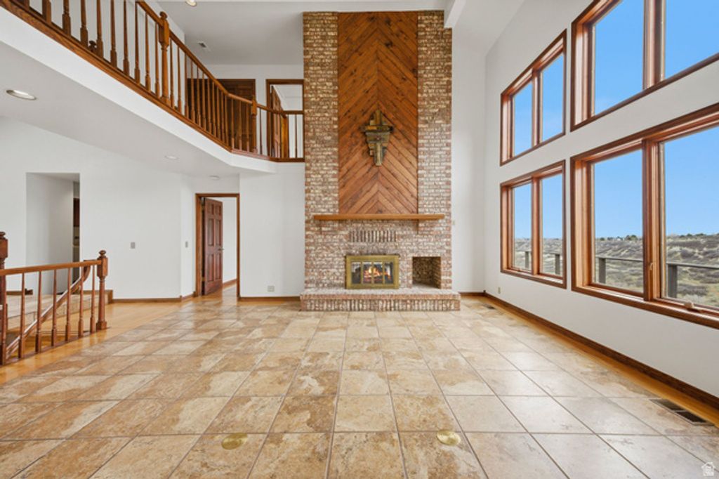 Image 7 of property listing at 32 NORTHRIDGE WAY, Sandy, UT 84092