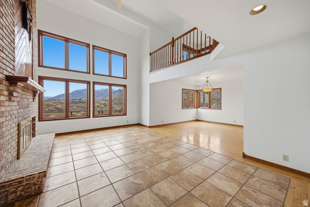 Image 8 of property listing at 32 NORTHRIDGE WAY, Sandy, UT 84092