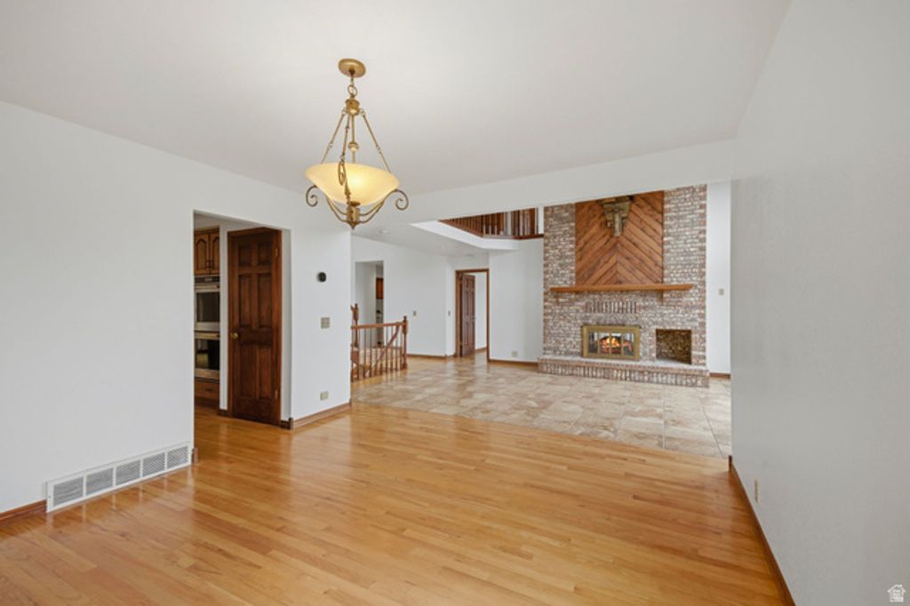 Image 9 of property listing at 32 NORTHRIDGE WAY, Sandy, UT 84092