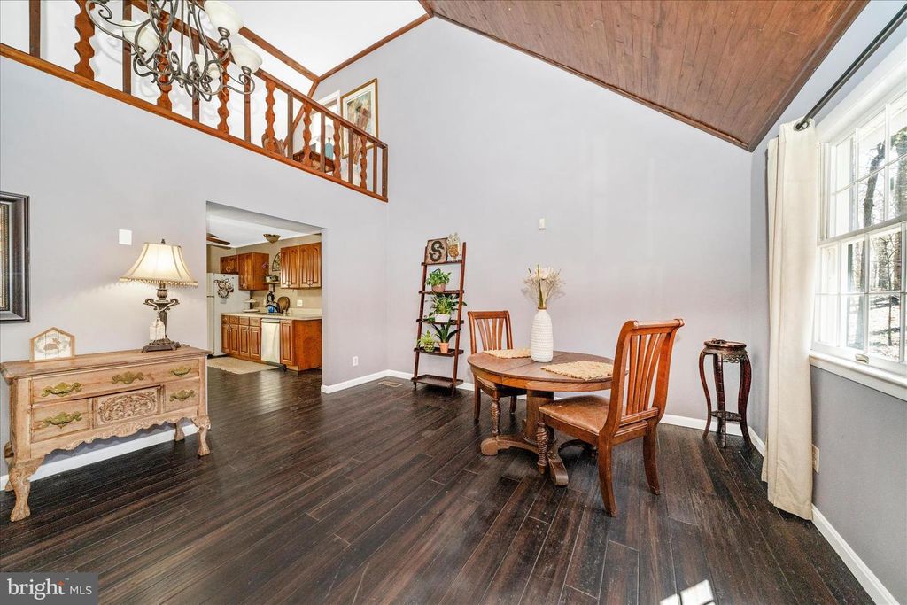 Image 10 of property listing at 15211 AVERY RD, Rockville, MD 20855