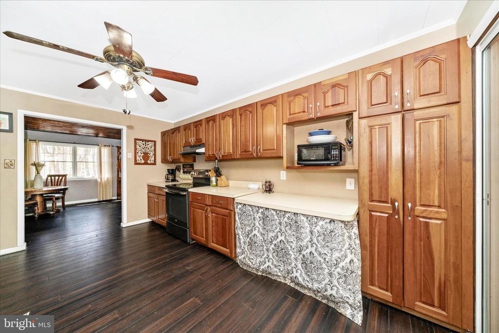 Image 16 of property listing at 15211 AVERY RD, Rockville, MD 20855