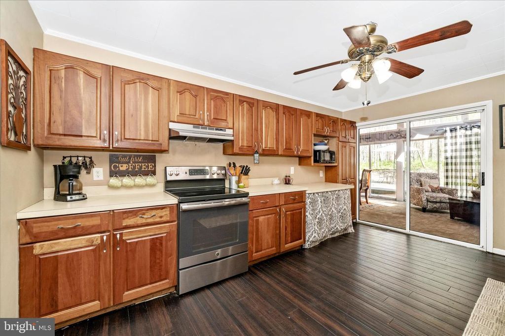 Image 17 of property listing at 15211 AVERY RD, Rockville, MD 20855