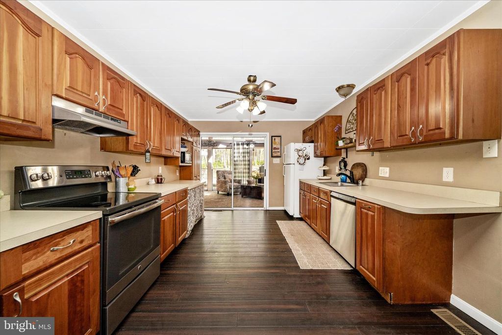 Image 18 of property listing at 15211 AVERY RD, Rockville, MD 20855