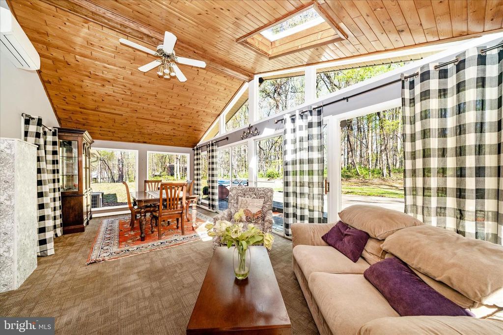 Image 19 of property listing at 15211 AVERY RD, Rockville, MD 20855